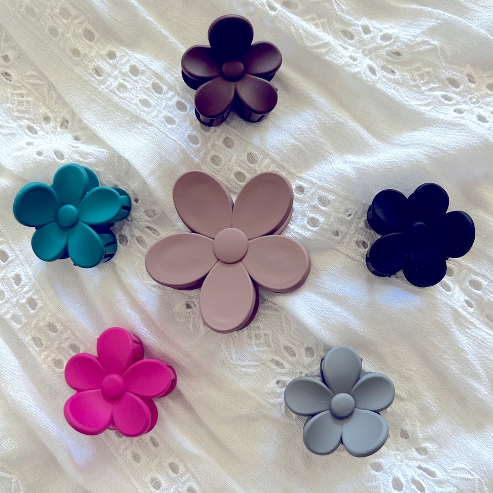 6 flower hair clips- 1 large- 5 small
